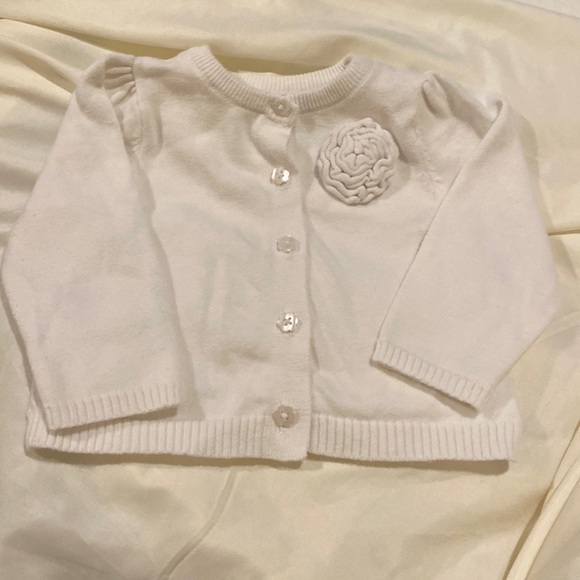 ❤️3/$30❤️Old Navy Flower White Cardigan Size 6-12mths - Picture 1 of 4